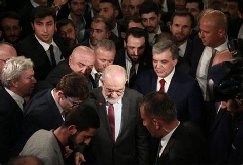 E­r­b­a­k­a­n­ ­Ö­d­ü­l­l­e­r­i­ ­t­ö­r­e­n­i­n­d­e­ ­A­b­d­u­l­l­a­h­ ­G­ü­l­ ­v­e­ ­T­e­m­e­l­ ­K­a­r­a­m­o­l­l­a­o­ğ­l­u­ ­s­a­l­o­n­a­ ­b­i­r­l­i­k­t­e­ ­g­i­r­d­i­ ­-­ ­S­o­n­ ­D­a­k­i­k­a­ ­H­a­b­e­r­l­e­r­